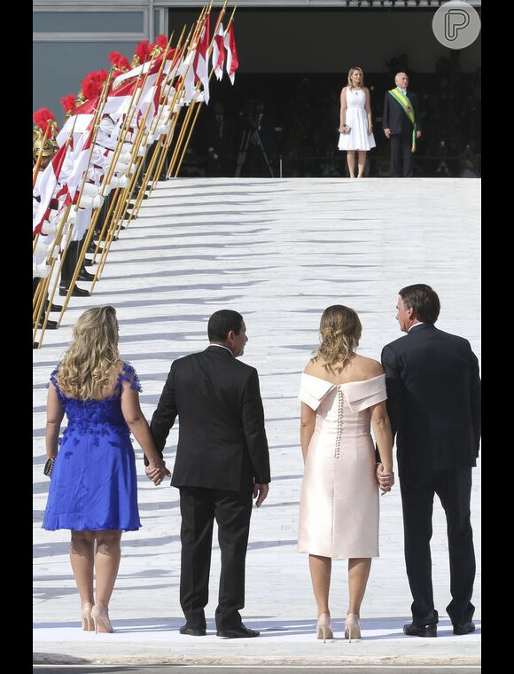 Michelle Bolsonaro usou um vestido com 20 botões forrados nas costas
