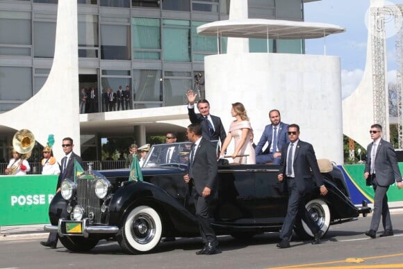 Michelle Bolsonaro usou um vestido clássico inspirado em Grace Kelly e Jacqueline Kennedy