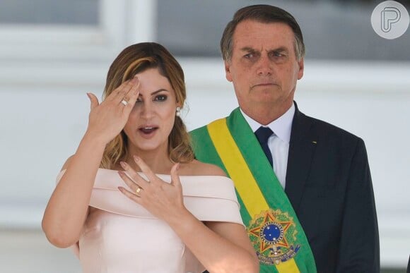 Michelle Bolsonaro discursou em libras antes do marido, Jair Bolsonaro, falar ao público