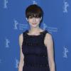 Anne Hathaway quebrou o zíper do vestido que usaria, estava gripada e ainda foi vaiada pelos fãs que a esperavam no tapete vermelho