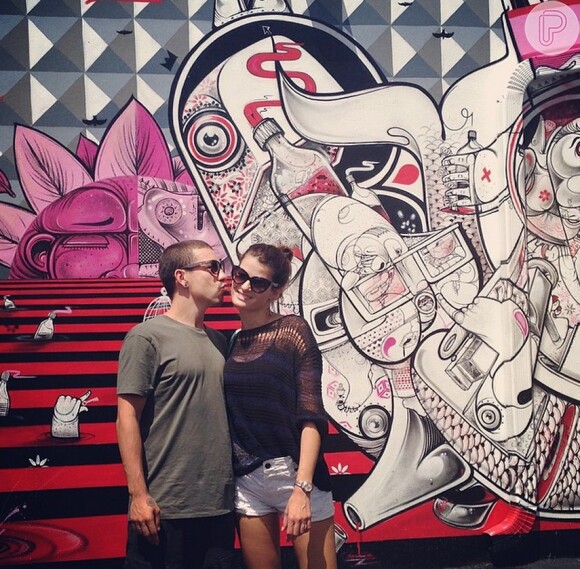 Di Ferrero e Isabelli Fontana posam em muro grafitado: 'Eu e meu amor dando um rolé'