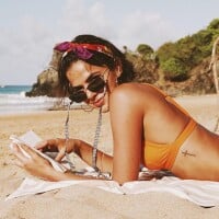 Bruna Marquezine caminha em praia e celebra boa fase: 'Sorte'