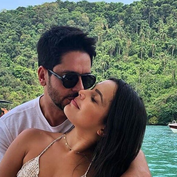 A ex-BBB Emilly Araújo costuma fazer várias declarações de amor ao namorado, Paulo Simões: 'Amo daqui até depois do fim' '