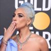 Lady Gaga usa vestido azul lavanda Valentino na premiação 'Globo de Ouro' em 06 de janeiro de 2019