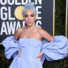 Lady Gaga usa cabelo combinando com vestido Valentino na premiação 'Globo de Ouro' em 06 de janeiro de 2019