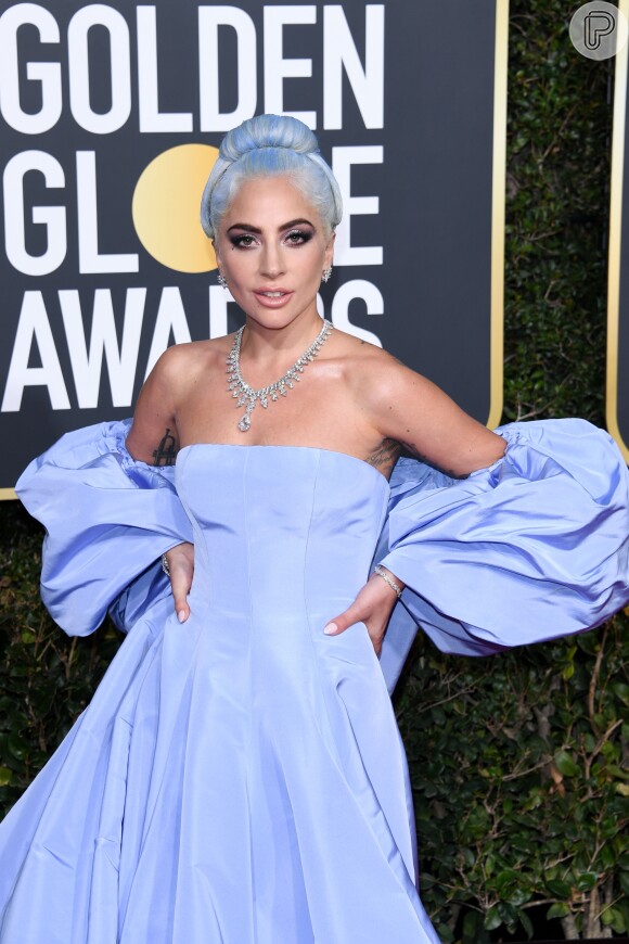 Lady Gaga usa cabelo combinando com vestido Valentino na premiação 'Globo de Ouro' em 06 de janeiro de 2019