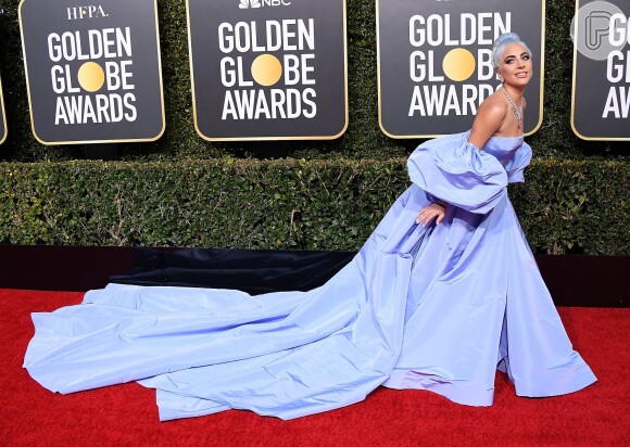 Lady Gaga usa vestido poderoso Valentino na premiação 'Globo de Ouro' em 06 de janeiro de 2019