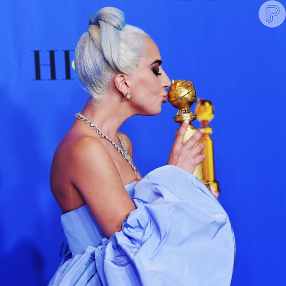 Lady Gaga usa vestido Valentino na premiação 'Globo de Ouro' em 06 de janeiro de 2019 e conquista prêmio de 'Melhor música para filmes' por 'Shallow'.