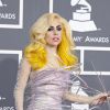 Lady Gaga usa Galaxy Dress Armani Privé no 52nd Annual GRAMMY Awards em 31 de janeiro de 2010