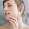 Para tratar a acne adulta com óleos, que podem ser de lavanda ou melaleuca, aplique o ingrediente sobre a espinha depois de lavar o rosto
