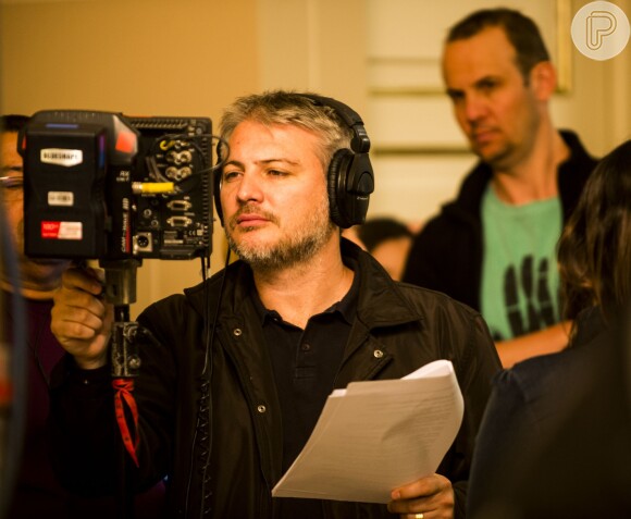 O diretor Fred Mayrink em ação nos bastidores de gravação da novela 'Alto Astral'