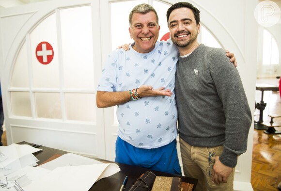 O diretor Jorge Fernando posa com o autor de 'Alto Astral', Daniel Ortiz, no cenrário do Hospital Bittencourt