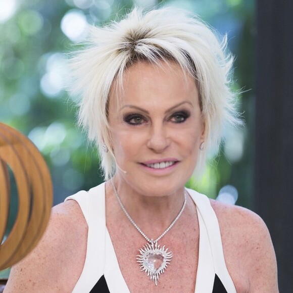 Ana Maria Braga curte dia na piscina com netos durante férias do 'Mais Você'