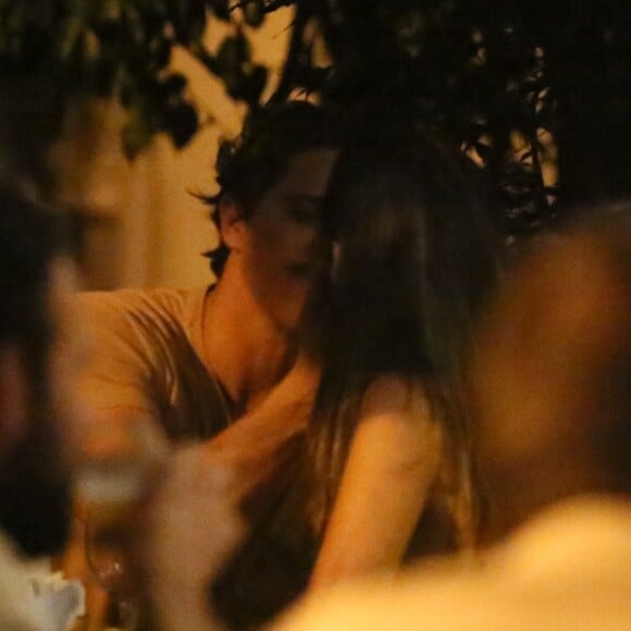 Romulo Neto é flagrado com conversa ao pé do ouvido e trocando beijos com morena em bar no Jardim Botânico, zona sul do Rio de Janeiro, na noite desta quinta-feira, 10 de janeiro de 2018