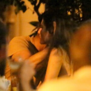 Romulo Neto é flagrado com conversa ao pé do ouvido e trocando beijos com morena em bar no Jardim Botânico, zona sul do Rio de Janeiro, na noite desta quinta-feira, 10 de janeiro de 2018