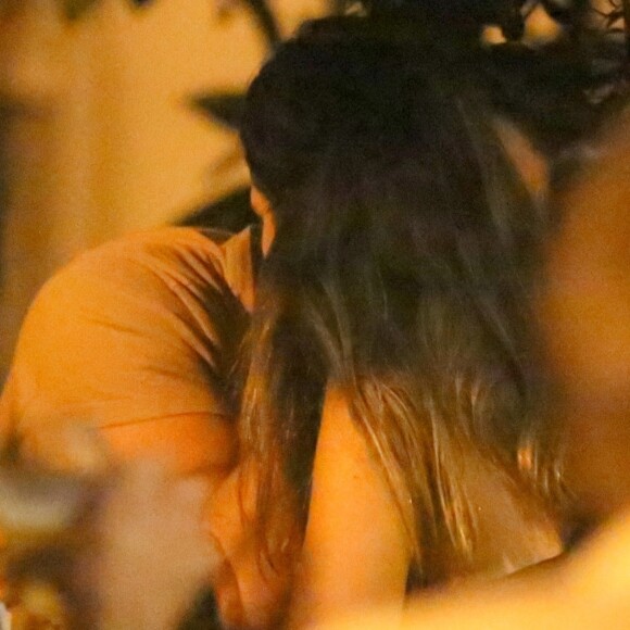 Romulo Neto é flagrado com conversa ao pé do ouvido e trocando beijos com morena em bar no Jardim Botânico, zona sul do Rio de Janeiro, na noite desta quinta-feira, 10 de janeiro de 2018