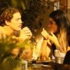 Romulo Neto é flagrado com conversa ao pé do ouvido e trocando beijos com morena em bar no Jardim Botânico, zona sul do Rio de Janeiro, na noite desta quinta-feira, 10 de janeiro de 2018