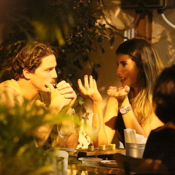 Romulo Neto bate-papo com morena em bar no Jardim Botânico, zona sul do Rio de Janeiro, na noite desta quinta-feira, 10 de janeiro de 2018