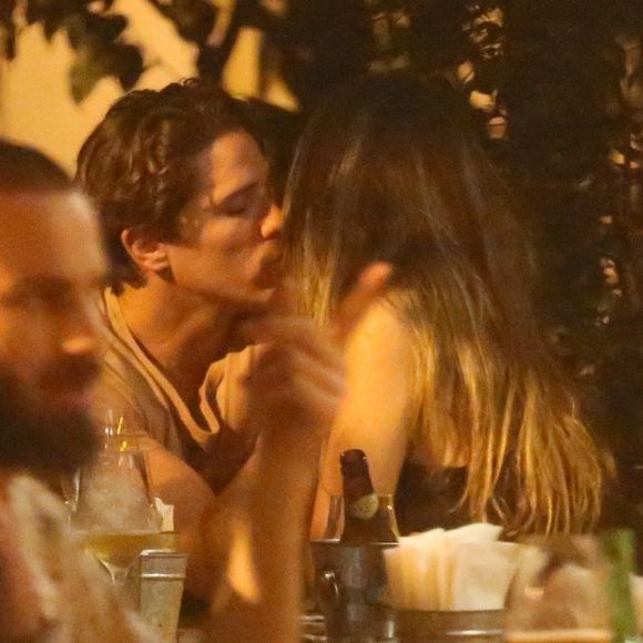 Romulo Neto foi fotografado com conversa ao pé do ouvido com morena em bar