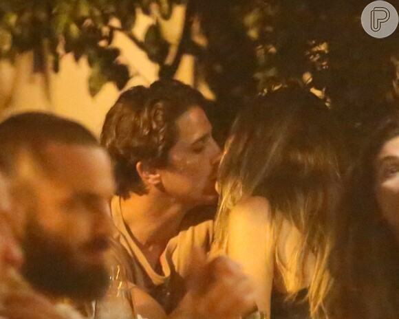 Romulo Neto é flagrado com conversa ao pé do ouvido e trocando beijos com morena em bar no Jardim Botânico, zona sul do Rio de Janeiro, na noite desta quinta-feira, 10 de janeiro de 2018