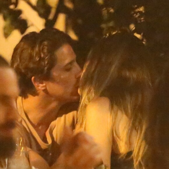 Romulo Neto é flagrado com conversa ao pé do ouvido e trocando beijos com morena em bar no Jardim Botânico, zona sul do Rio de Janeiro, na noite desta quinta-feira, 10 de janeiro de 2018