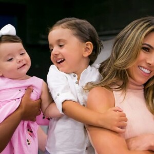 Patricia Abravanel exaltou a filha, Jane, de 1 ano: 'O que mais me surpreende é sua vontade de aprender a andar, aprender a falar, de imitar tudo que fazemos!'