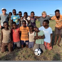 Luciano Huck dá bola de futebol nova para crianças de Moçambique: 'Dar um up'