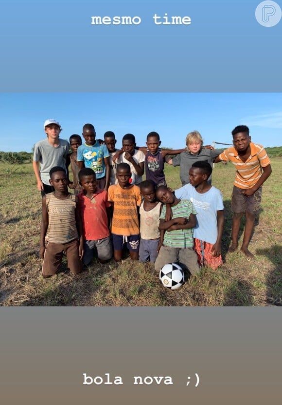 Luciano Huck presenteia crianças de Moçambique com bola nova, como mostrou em foto compartilhada neste sábado, dia 12 de janeiro de 2019