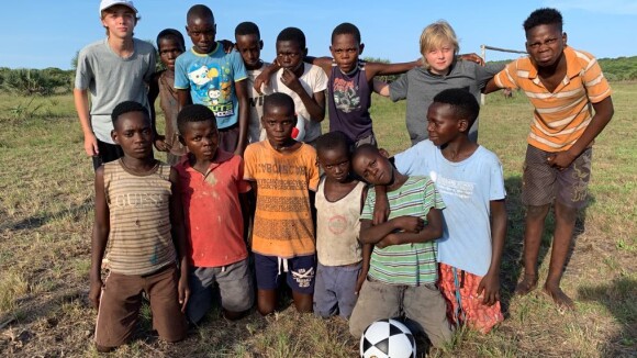 Luciano Huck dá bola de futebol nova para crianças de Moçambique: 'Dar um up'