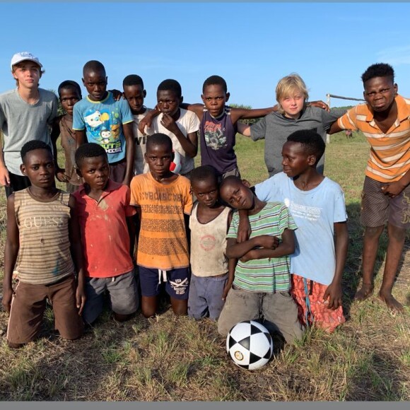 Luciano Huck presenteia crianças de Moçambique com bola nova, como mostrou em foto compartilhada neste sábado, dia 12 de janeiro de 2019