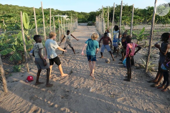 Luciano Huck havia fotografado Benício e Joaquim jogando futebol com meninos de Moçambique