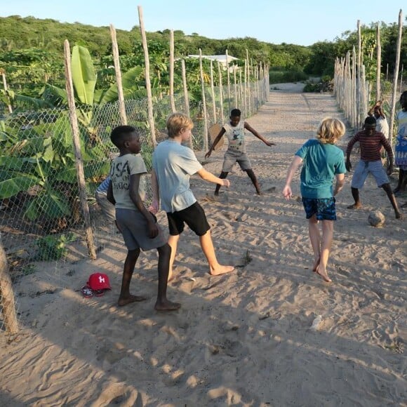 Luciano Huck havia fotografado Benício e Joaquim jogando futebol com meninos de Moçambique