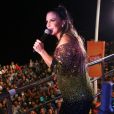Ivete Sangalo escolheu um vestido com as cores do verão 2019 para cantar nos EUA