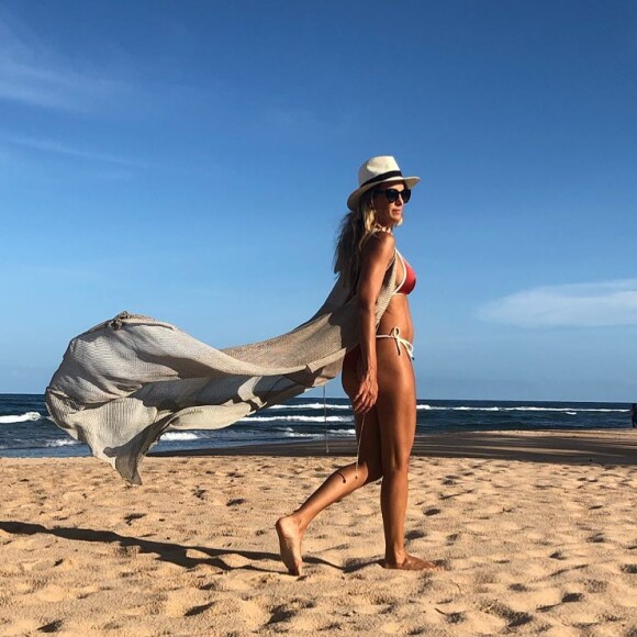 Ticiane Pinheiro tem apostado em produções cheias de estilo para os dias à beira-mar na Bahia