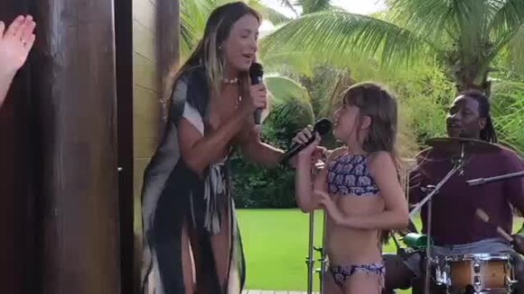 Dueto! Grávida, Ticiane Pinheiro canta com a filha Rafaella em karaokê. Vídeo!