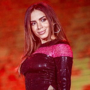 'No meio do show e deu um problema numa parte do palco e por segurança a gente teve que interromper o show', explicou Anitta