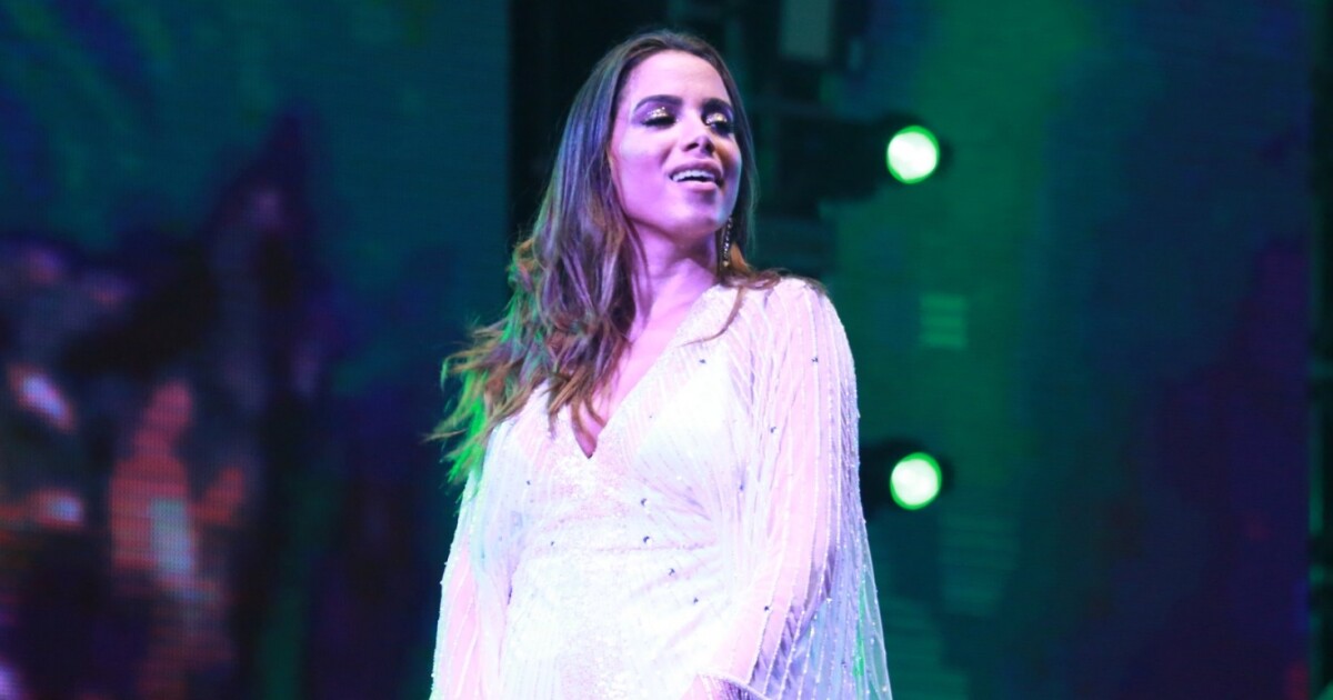 Anitta Interrompe Show No Ce Ap S Estrutura De Palco Cair Ningu M