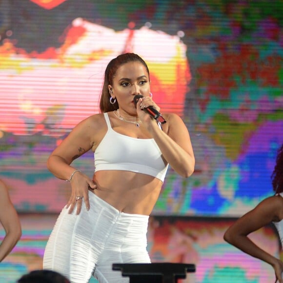 Anitta precisou interromper show no Ceará após estrutura de palco cair