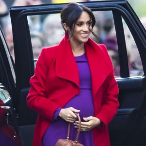 Meghan Markle combina vermelho e roxo em look para evento