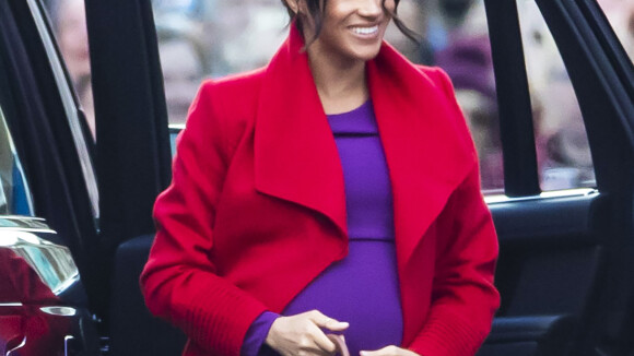 Grávida de 6 meses, Meghan Markle combina vermelho e roxo em look para evento