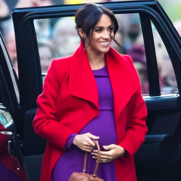 Meghan Markle combina vermelho e roxo em look para evento