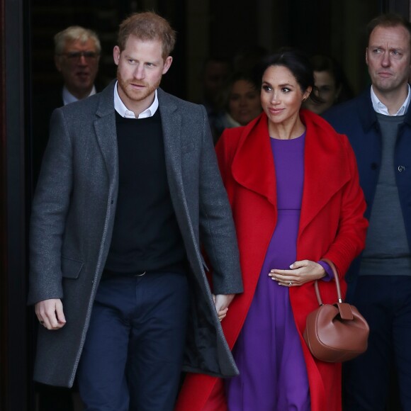 Meghan Markle e príncipe Harry visitaram a nova escultura no Hamilton Square, que marca os 100 anos da morte do poeta militar inglês Wilfred Owen, em Birkenhead