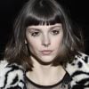 Milão Fashion Week: tendências de beleza com cabelos curtinhos, franjinha e cílios de boneca