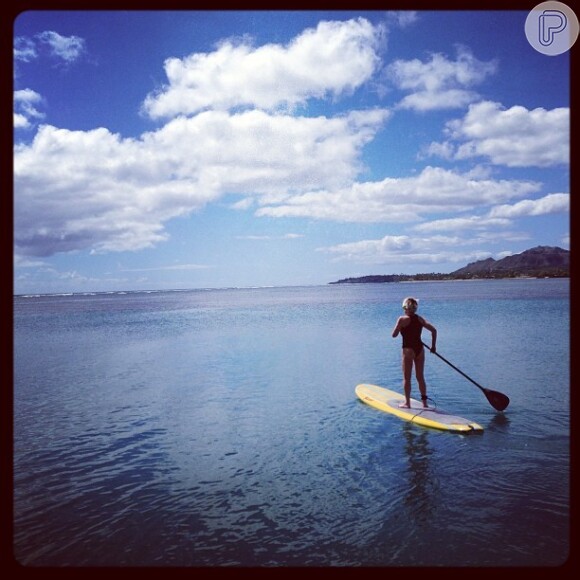 Ana Maria Braga postou uma foto praticando stand up paddle em seu Instagram nesta quinta-feira, 14 de fevereiro de 2013