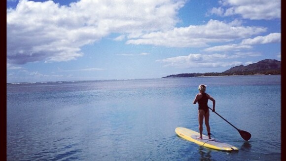 Ana Maria Braga entra na moda do stand up paddle e se equilibra no mar do Havaí