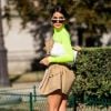 Mood sporty: Camila Coelho apostou no neon + bege + dad sneakers