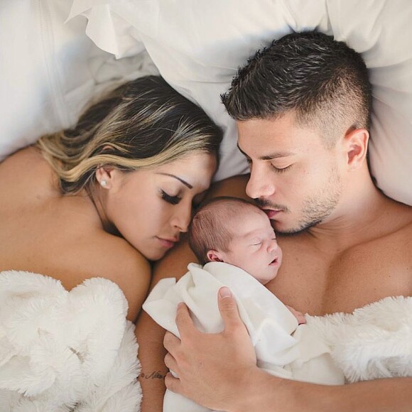 Filha de Arthur Aguiar e Mayra Cardi, Sophia tem apenas dois meses de vida