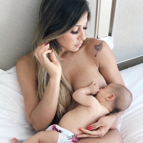 Sophia, com dois meses, já tenta dar seus primeiros passos