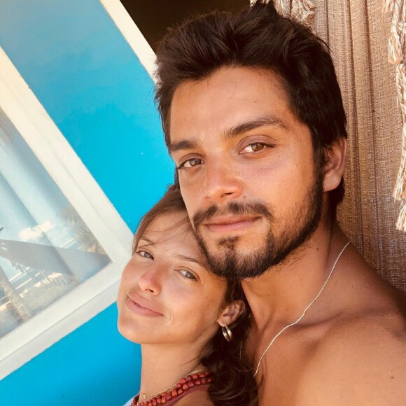 Rodrigo Simas e Agatha Moreira vivem um relacionamento e trocam declarações pelo Instagram