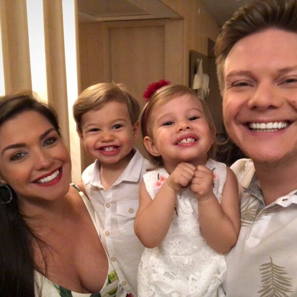 'Que honra construir ao seu lado nossa família! Que venham muitos e muitos anos comemorando assim... bem juntinhos!', legendou Thais Fersoza na foto da famíliaQue honra construir ao seu lado nossa família! Que venham muitos e muitos anos comemorando assim... bem juntinhos!